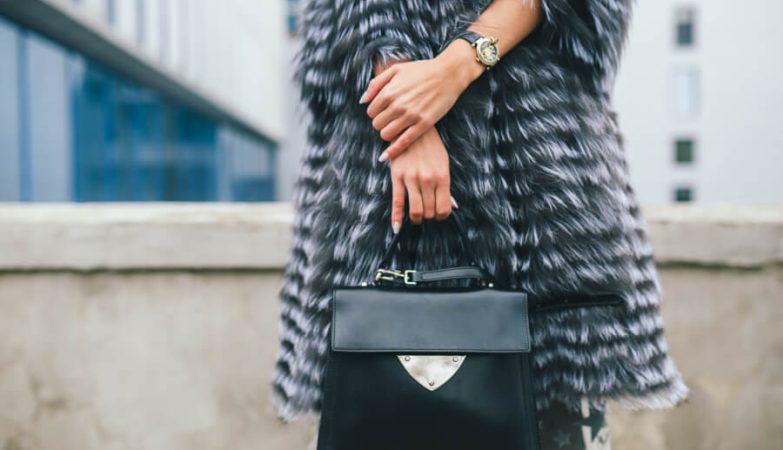 黒いバッグを持つ女性