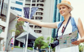 タクシーを拾おうとする観光客